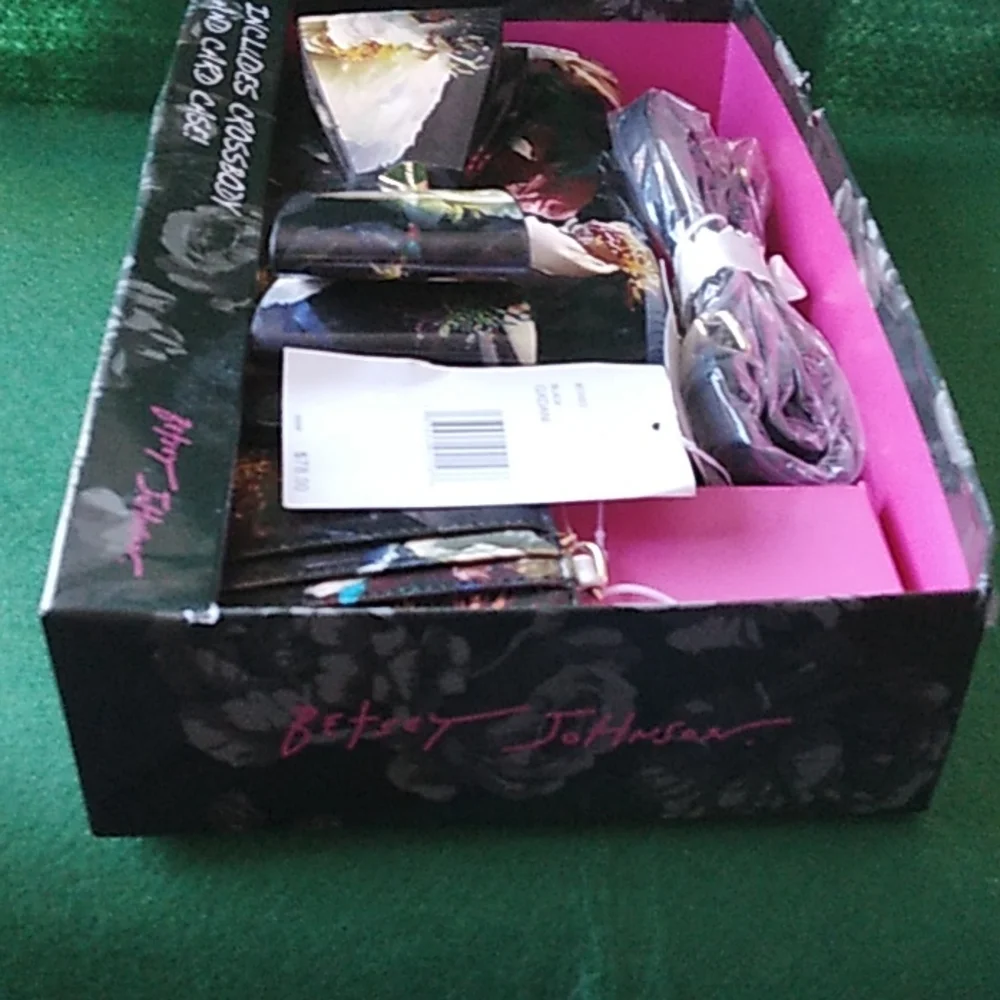 NWTS Betsey Johnson Gxdani crossbody purse & card case black flowers glossy. T1 - Picture 10 of 16
